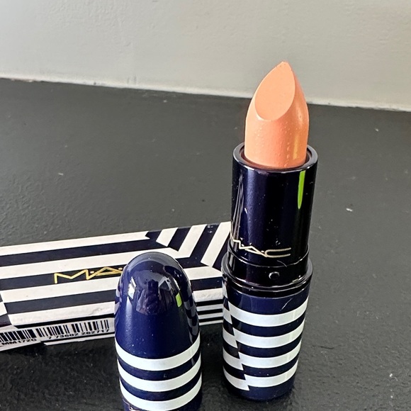 MAC Lipstick Amplified in ‚Salute’ - Picture 2 of 5